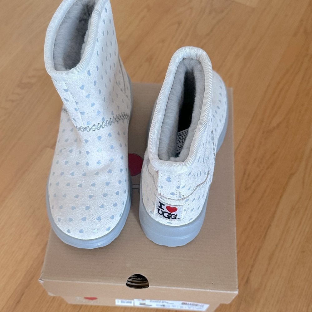 I Heart UGGS kisses mini boots, kids size 4